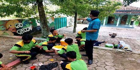 Kegiatan Adiwiyata, Pengecatan Tong Sampah Untuk Pemilahan Sampah